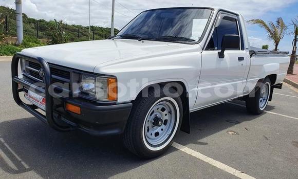 Sayi Na hannu Toyota Hilux White Mota in Maseru a Maseru