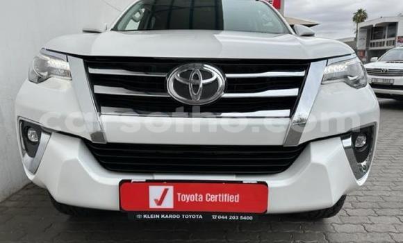 اشتري مستعمل Toyota Fortuner White سيارة في Maseru في Maseru