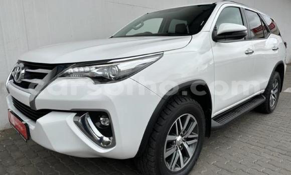 Sayi Na hannu Toyota Fortuner White Mota in Maseru a Maseru Sayi Na hannu Toyota Fortuner White Mota in Maseru a Maseru