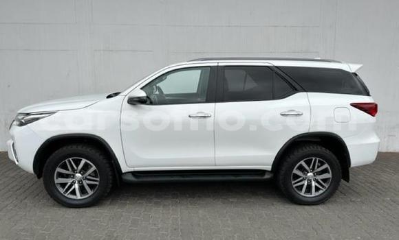 Sayi Na hannu Toyota Fortuner White Mota in Maseru a Maseru Sayi Na hannu Toyota Fortuner White Mota in Maseru a Maseru