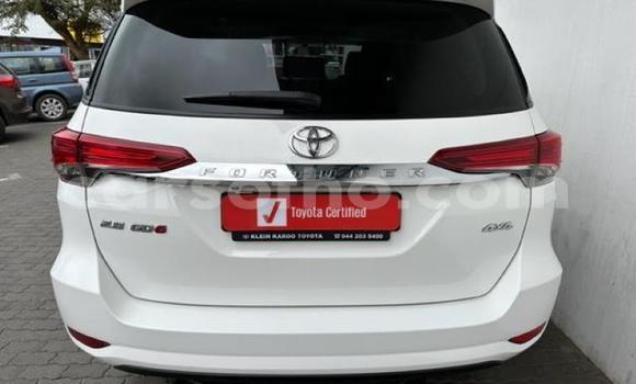 Sayi Na hannu Toyota Fortuner White Mota in Maseru a Maseru Sayi Na hannu Toyota Fortuner White Mota in Maseru a Maseru