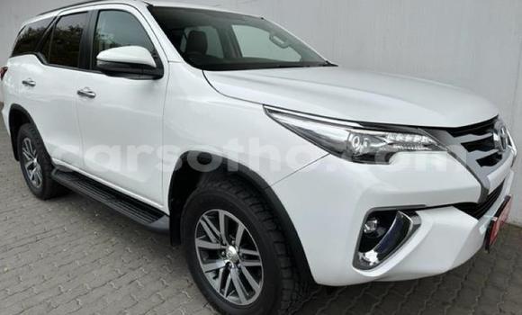 Sayi Na hannu Toyota Fortuner White Mota in Maseru a Maseru Sayi Na hannu Toyota Fortuner White Mota in Maseru a Maseru