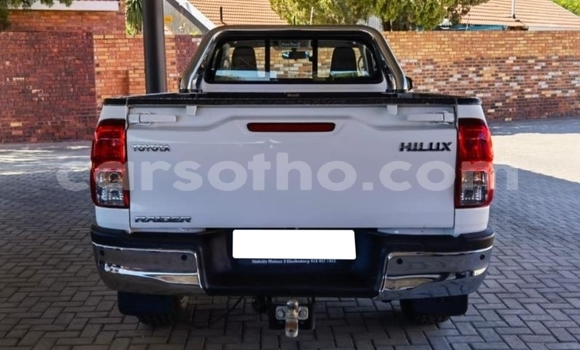 Sayi Na hannu Toyota Hilux White Mota in Maseru a Maseru Sayi Na hannu Toyota Hilux White Mota in Maseru a Maseru