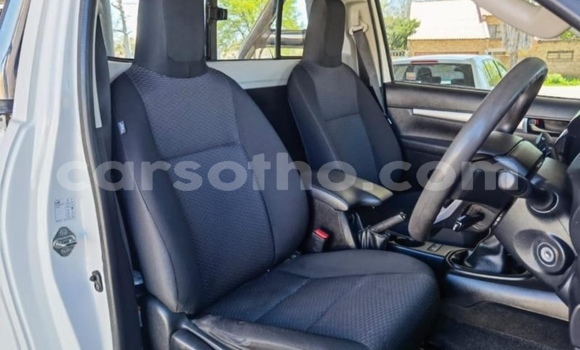 Sayi Na hannu Toyota Hilux White Mota in Maseru a Maseru Sayi Na hannu Toyota Hilux White Mota in Maseru a Maseru