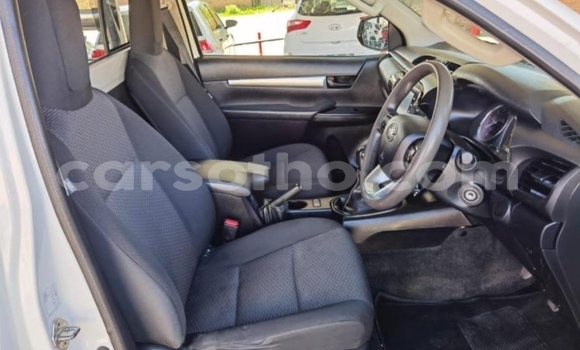 Sayi Na hannu Toyota Hilux White Mota in Maseru a Maseru Sayi Na hannu Toyota Hilux White Mota in Maseru a Maseru