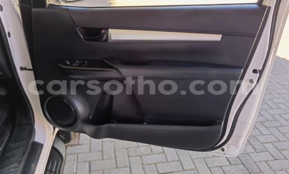 Sayi Na hannu Toyota Hilux White Mota in Maseru a Maseru Sayi Na hannu Toyota Hilux White Mota in Maseru a Maseru