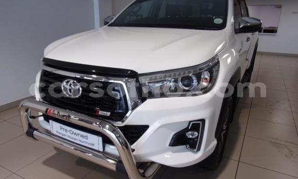 Sayi Na hannu Toyota Hilux White Mota in Maseru a Maseru