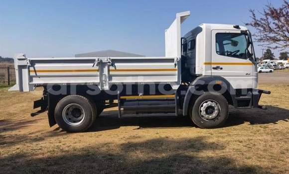 Sayi Na hannu Mitsubishi L400 White Babbar mota in Mohale's Hoek a Mohale's Hoek Sayi Na hannu Mitsubishi L400 White Babbar mota in Mohale's Hoek a Mohale's Hoek