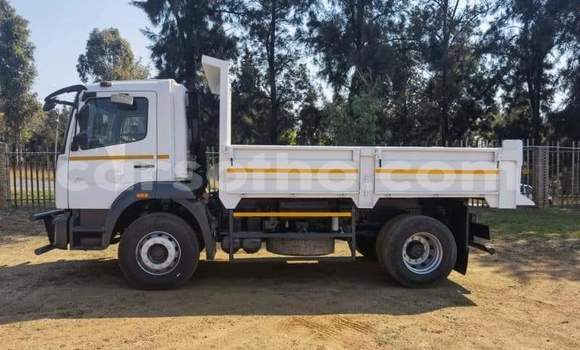 Sayi Na hannu Mitsubishi L400 White Babbar mota in Mohale's Hoek a Mohale's Hoek Sayi Na hannu Mitsubishi L400 White Babbar mota in Mohale's Hoek a Mohale's Hoek