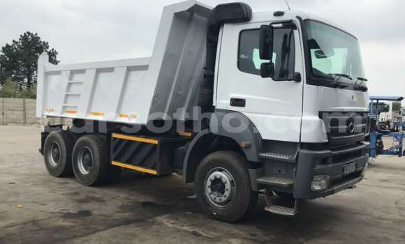اشتري مستعمل Mercedes‒Benz Truck White شاحنة في Maseru في Maseru اشتري مستعمل Mercedes‒Benz Truck White شاحنة في Maseru في Maseru