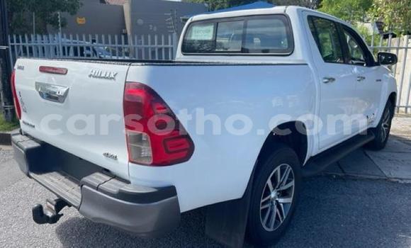 Sayi Na hannu Toyota Hilux White Mota in Maseru a Maseru Sayi Na hannu Toyota Hilux White Mota in Maseru a Maseru