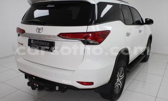 Acheter Occasion Voiture Toyota Fortuner Blanc à Maseru, Maseru Acheter Occasion Voiture Toyota Fortuner Blanc à Maseru, Maseru