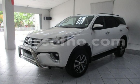 Sayi Na hannu Toyota Fortuner White Mota in Butha–Buthe a Thaba-Tseka Sayi Na hannu Toyota Fortuner White Mota in Butha–Buthe a Thaba-Tseka
