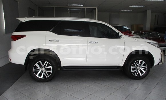 Sayi Na hannu Toyota Fortuner White Mota in Butha–Buthe a Thaba-Tseka Sayi Na hannu Toyota Fortuner White Mota in Butha–Buthe a Thaba-Tseka