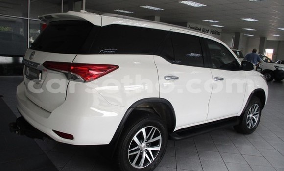 Sayi Na hannu Toyota Fortuner White Mota in Butha–Buthe a Thaba-Tseka Sayi Na hannu Toyota Fortuner White Mota in Butha–Buthe a Thaba-Tseka
