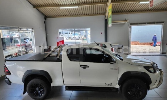 Sayi Na hannu Toyota Hilux White Mota in Maputsoe a Leribe Sayi Na hannu Toyota Hilux White Mota in Maputsoe a Leribe