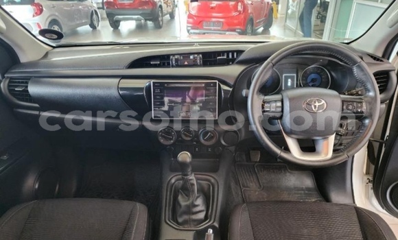 Sayi Na hannu Toyota Hilux White Mota in Maputsoe a Leribe Sayi Na hannu Toyota Hilux White Mota in Maputsoe a Leribe