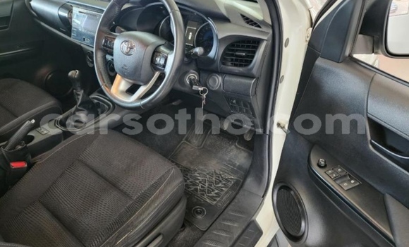 Sayi Na hannu Toyota Hilux White Mota in Maputsoe a Leribe Sayi Na hannu Toyota Hilux White Mota in Maputsoe a Leribe