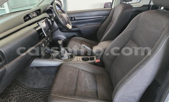 Sayi Na hannu Toyota Hilux White Mota in Maputsoe a Leribe Sayi Na hannu Toyota Hilux White Mota in Maputsoe a Leribe