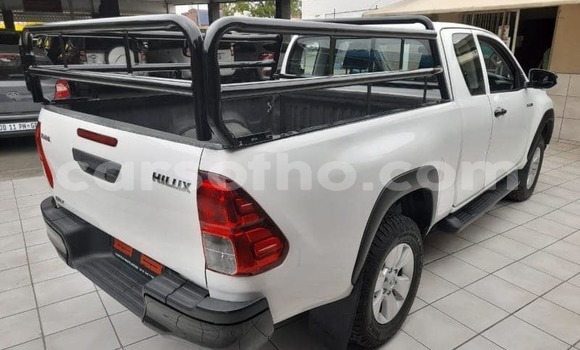 Sayi Na hannu Toyota Hilux White Mota in Hlotse a Leribe Sayi Na hannu Toyota Hilux White Mota in Hlotse a Leribe