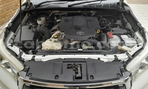 Sayi Na hannu Toyota Hilux White Mota in Hlotse a Leribe Sayi Na hannu Toyota Hilux White Mota in Hlotse a Leribe