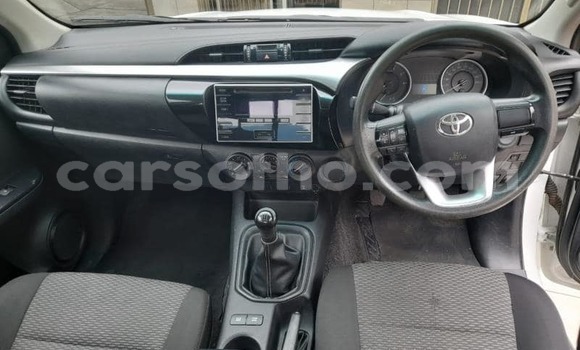 Sayi Na hannu Toyota Hilux White Mota in Hlotse a Leribe Sayi Na hannu Toyota Hilux White Mota in Hlotse a Leribe