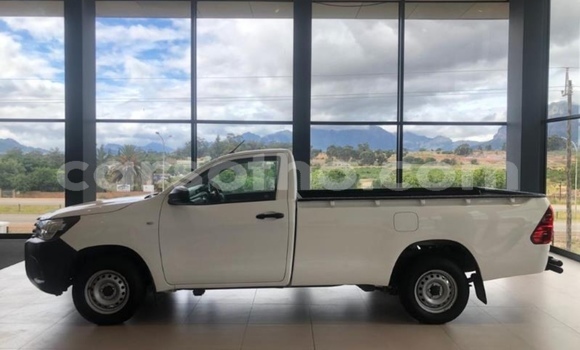 Sayi Na hannu Toyota Hilux White Mota in Maputsoe a Leribe Sayi Na hannu Toyota Hilux White Mota in Maputsoe a Leribe