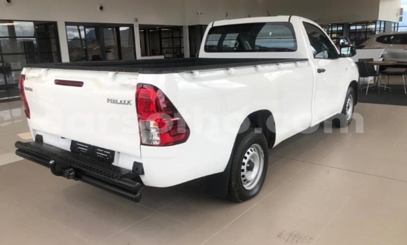 Sayi Na hannu Toyota Hilux White Mota in Maputsoe a Leribe Sayi Na hannu Toyota Hilux White Mota in Maputsoe a Leribe