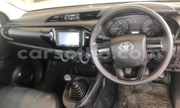 Sayi Na hannu Toyota Hilux White Mota in Maputsoe a Leribe Sayi Na hannu Toyota Hilux White Mota in Maputsoe a Leribe