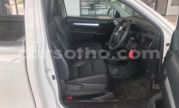 Sayi Na hannu Toyota Hilux White Mota in Maputsoe a Leribe Sayi Na hannu Toyota Hilux White Mota in Maputsoe a Leribe