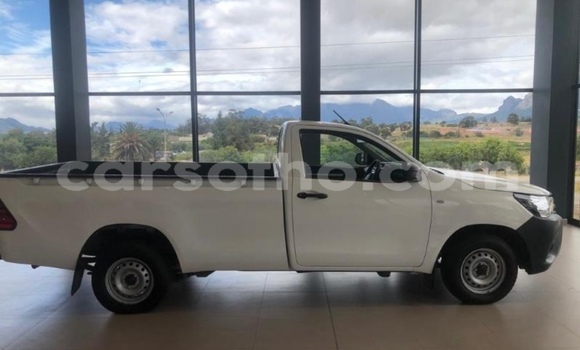 Sayi Na hannu Toyota Hilux White Mota in Maputsoe a Leribe Sayi Na hannu Toyota Hilux White Mota in Maputsoe a Leribe