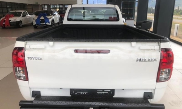 Sayi Na hannu Toyota Hilux White Mota in Maputsoe a Leribe Sayi Na hannu Toyota Hilux White Mota in Maputsoe a Leribe