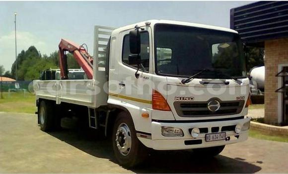 Sayi Na hannu Hino 300 Series White Babbar mota in Butha Buthe a Butha-Buthe