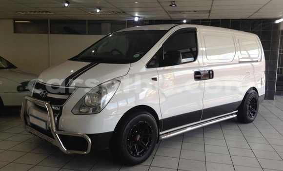 Sayi Na hannu Hyundai H1 White Mota in Maseru a Maseru Sayi Na hannu Hyundai H1 White Mota in Maseru a Maseru