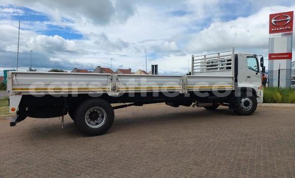 Sayi Na hannu Hino 300 Series White Babbar mota in Maseru a Maseru Sayi Na hannu Hino 300 Series White Babbar mota in Maseru a Maseru