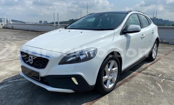 Acheter Occasion Voiture Volvo V40 Cross Country Blanc à Maputsoe, Leribe