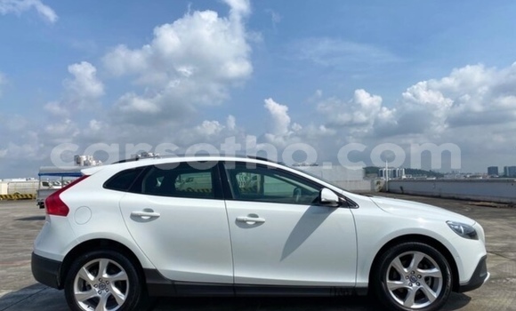 Sayi Na hannu Volvo V40 Cross Country White Mota in Maputsoe a Leribe Sayi Na hannu Volvo V40 Cross Country White Mota in Maputsoe a Leribe