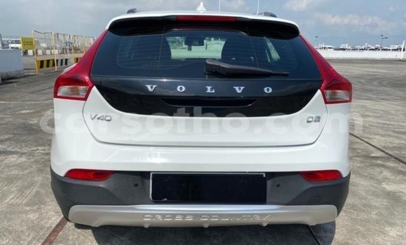 Sayi Na hannu Volvo V40 Cross Country White Mota in Maputsoe a Leribe Sayi Na hannu Volvo V40 Cross Country White Mota in Maputsoe a Leribe