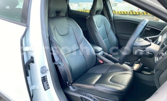 Sayi Na hannu Volvo V40 Cross Country White Mota in Maputsoe a Leribe Sayi Na hannu Volvo V40 Cross Country White Mota in Maputsoe a Leribe