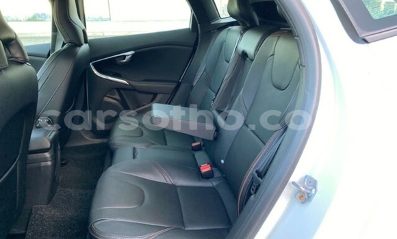 Sayi Na hannu Volvo V40 Cross Country White Mota in Maputsoe a Leribe Sayi Na hannu Volvo V40 Cross Country White Mota in Maputsoe a Leribe