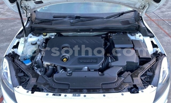 Sayi Na hannu Volvo V40 Cross Country White Mota in Maputsoe a Leribe Sayi Na hannu Volvo V40 Cross Country White Mota in Maputsoe a Leribe
