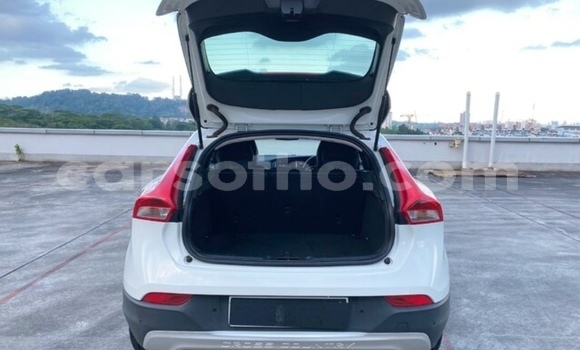 Sayi Na hannu Volvo V40 Cross Country White Mota in Maputsoe a Leribe Sayi Na hannu Volvo V40 Cross Country White Mota in Maputsoe a Leribe
