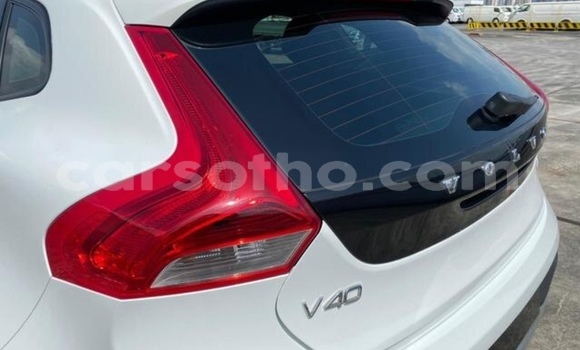 Sayi Na hannu Volvo V40 Cross Country White Mota in Maputsoe a Leribe Sayi Na hannu Volvo V40 Cross Country White Mota in Maputsoe a Leribe