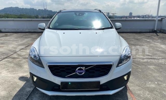 Sayi Na hannu Volvo V40 Cross Country White Mota in Maputsoe a Leribe Sayi Na hannu Volvo V40 Cross Country White Mota in Maputsoe a Leribe