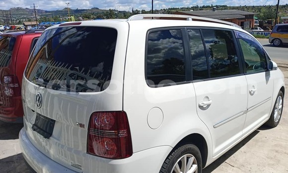اشتري مستعمل Volkswagen Touran White سيارة في Maseru في Maseru