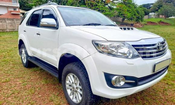 Sayi Na hannu Toyota Fortuner White Mota in Maseru a Maseru Sayi Na hannu Toyota Fortuner White Mota in Maseru a Maseru