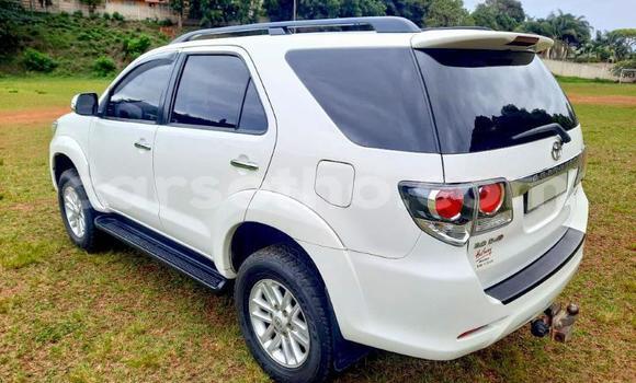 Acheter Occasion Voiture Toyota Fortuner Blanc à Maseru, Maseru Acheter Occasion Voiture Toyota Fortuner Blanc à Maseru, Maseru