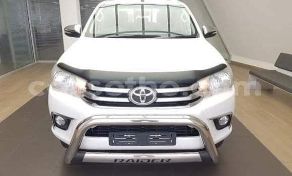 اشتري مستعمل Toyota Hilux White سيارة في Maseru في Maseru