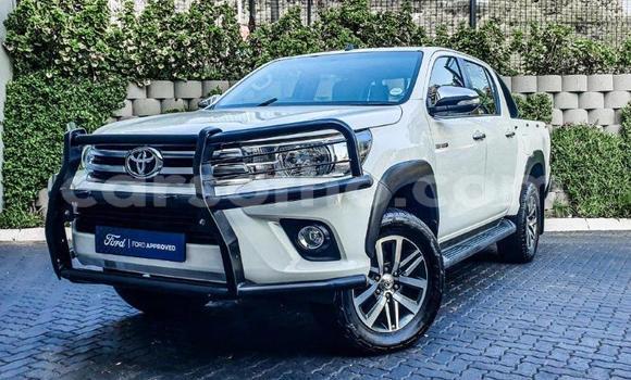 اشتري مستعمل Toyota Hilux White سيارة في Maseru في Maseru