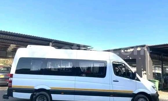 Sayi Na hannu Mercedes-Benz 600 White Mota in Maseru a Maseru Sayi Na hannu Mercedes-Benz 600 White Mota in Maseru a Maseru